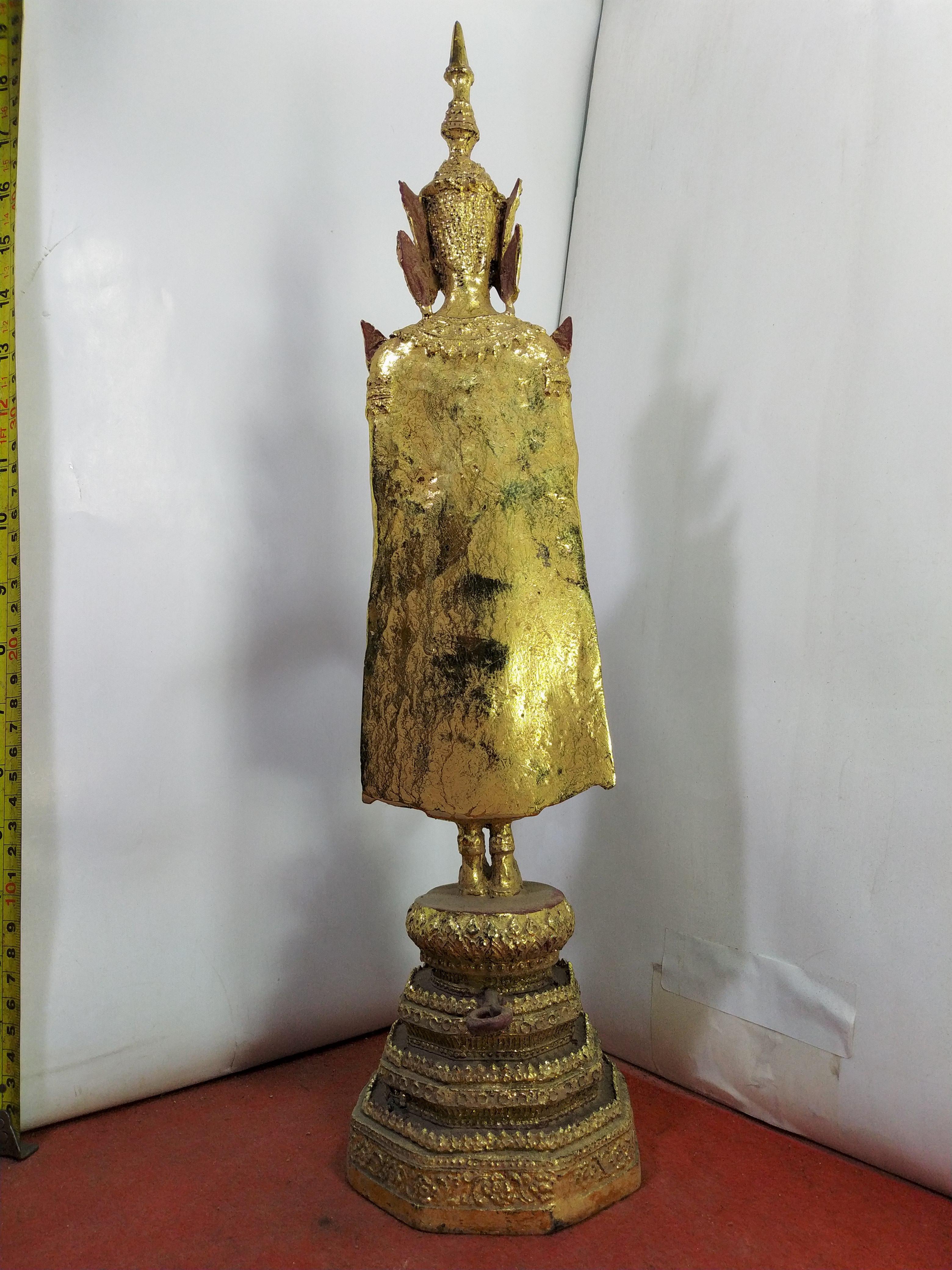 พระรัตนะ ปางห้ามญาติ ประจำวันสำหรับผู้ที่เกิดวันจันทร์