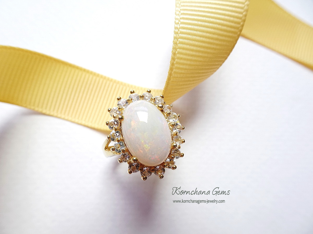 แหวนพลอยแท้สไตล์วินเทจ แหวนโอปอลทรงไข่เจียระไนหลังเบี้ยล้อมเพทายวิ๊งๆ ตัวเรือนเงินแท้ ชุบสีทองอ่อนๆ สวยคลาสสิคตลอดกาล