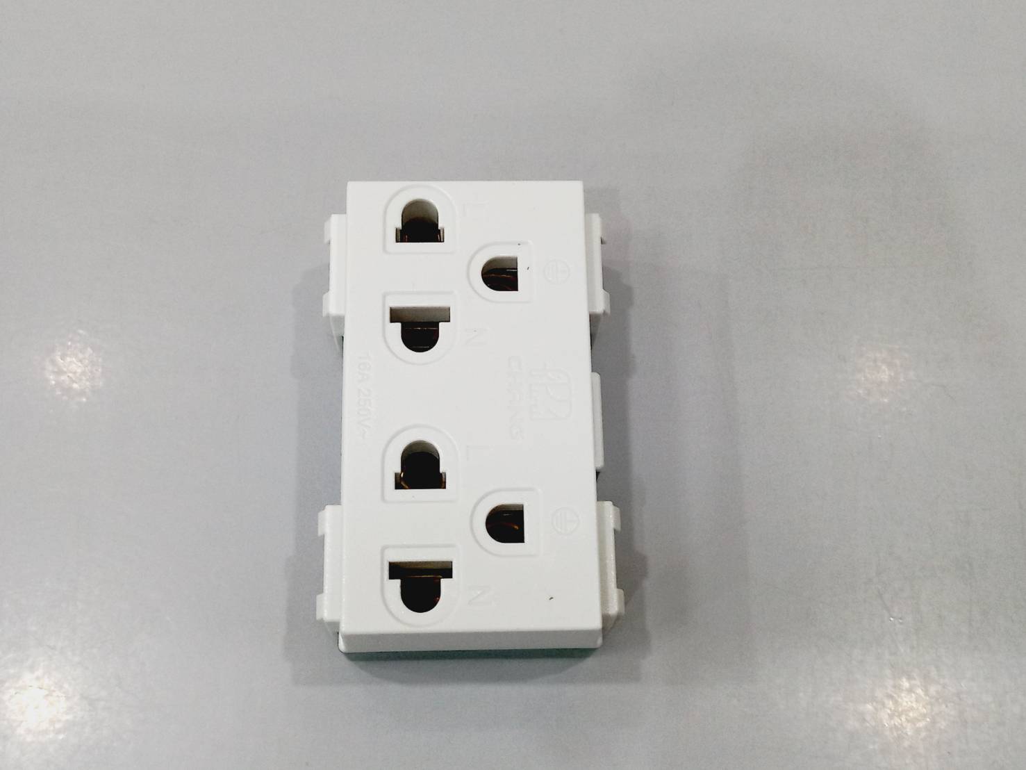 ปลั๊กกราวน์คู่ ช้าง รุ่นใหม่ PCH-904N แบบเสียบ