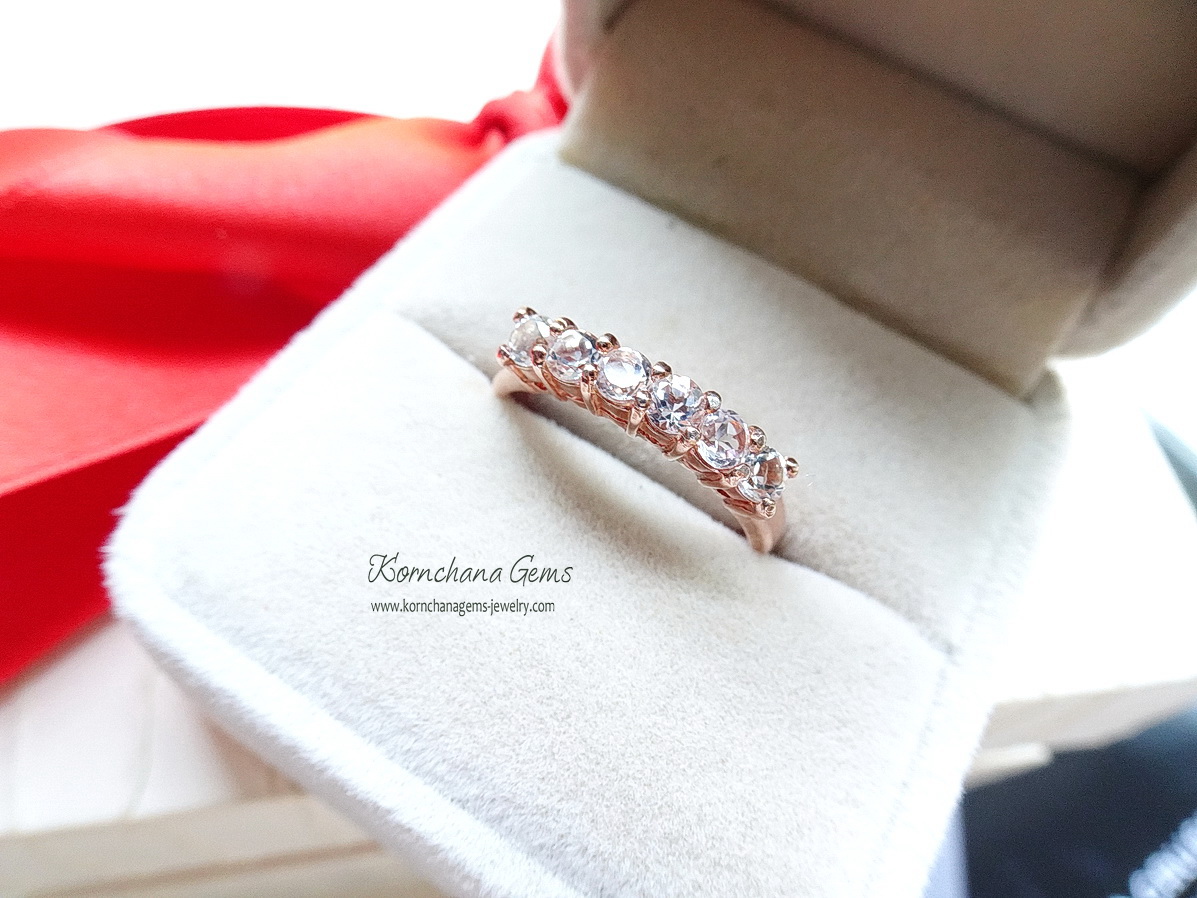 แหวนพลอยแท้ แถวพลอยขาวไวท์โทพาส white topaz เล่นไฟวิบวับ ตัวเรือนสีพิงค์โกลด์ ขนาดกำลังดี ใส่ติดนิ้วได้ทุกวัน ตัวเรือนเงินแท้