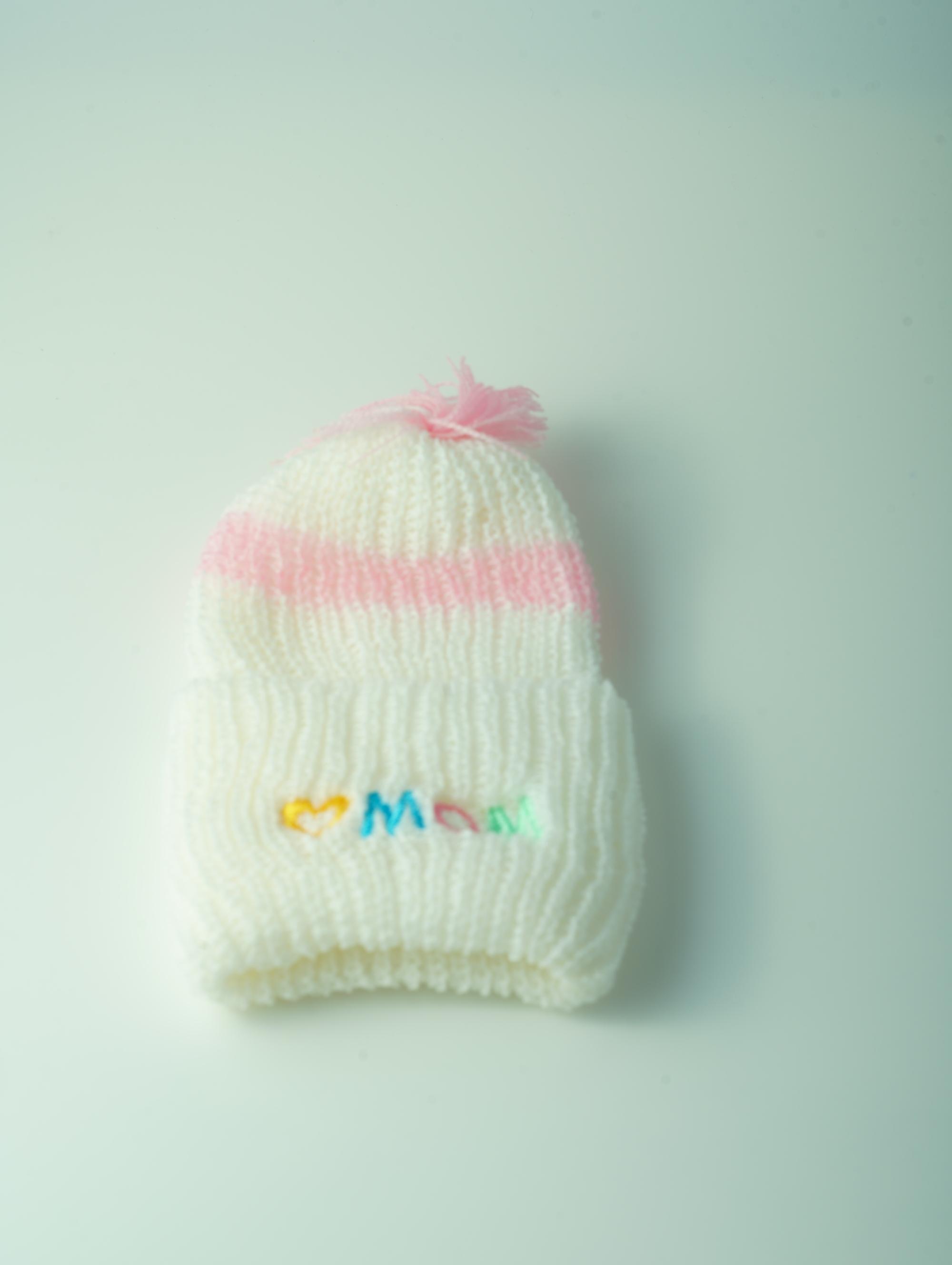 ขายส่ง หมวกไหมพรมเด็กแรกเกิด รุ่นขาวริ้ว-ปักMOM (ราคาต่อโหล) nongnini1988