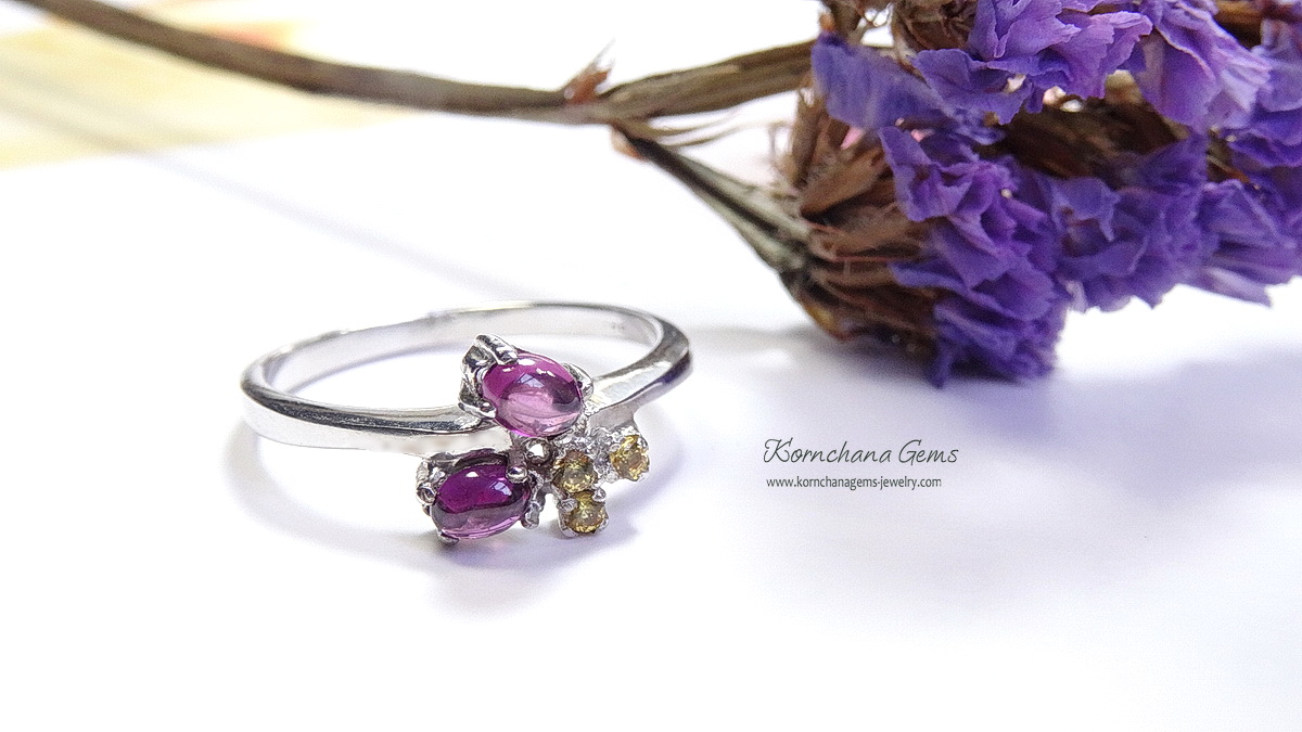 แหวนพลอยโรโดไลท์สีชมพูอมม่วง ฝัง yellow sapphire บุษราคัมเม็ดเล็กน่ารัก ตัวเรือนเงินแท้ silver925 มี 2 สีค่ะ สีเงินและสีทอง