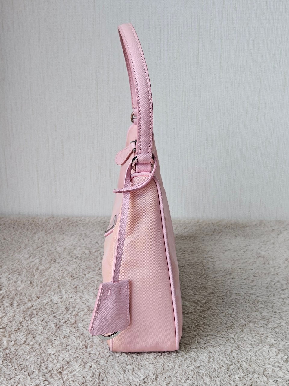 Prada Re-Edition 2005 Re-Nylon หูหนัง สีชมพู