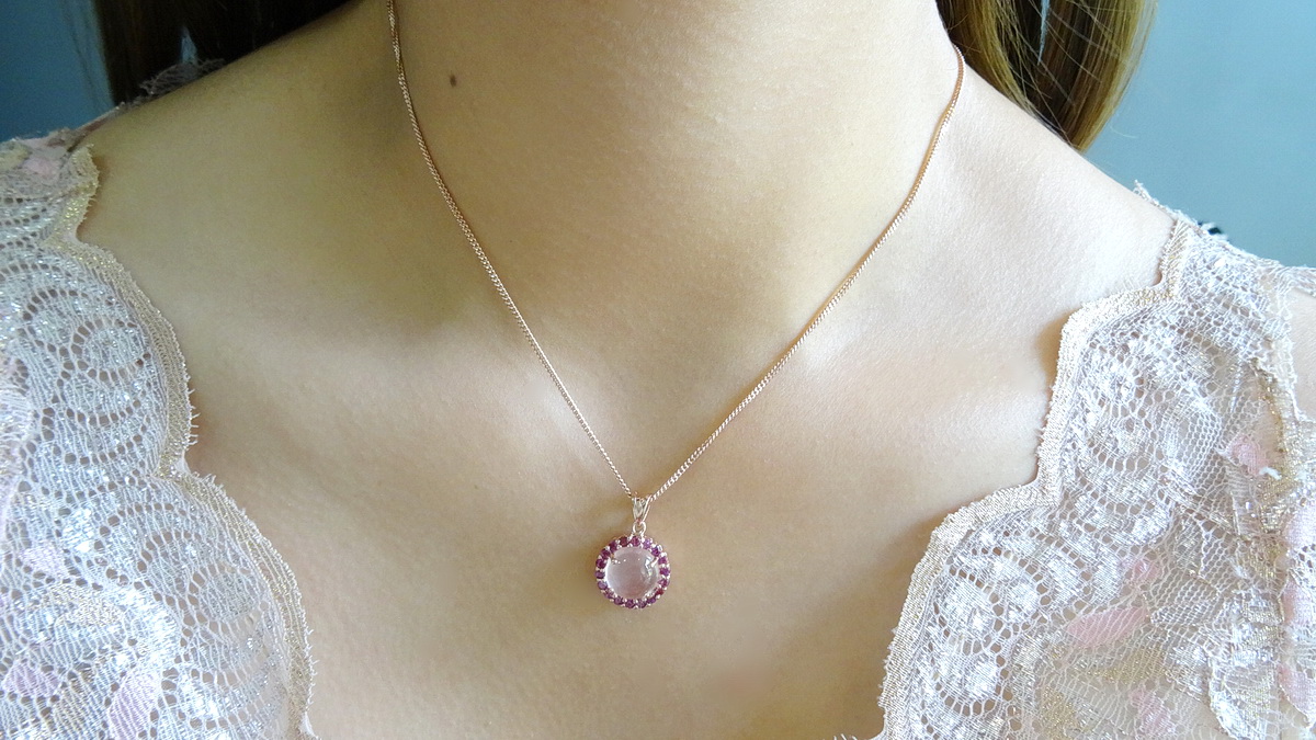 สร้อยคอพร้อมจี้พลอยแท้ พลอยโรสควอทซ์สีชมพูอ่อนล้อมเมทิสท์สีม่วงชมพูสวยหวาน พลอยสีชมพูสำหรับคนเกิดวันอังคาร อัญมณี/จี้ประจำวันวันอังคาร