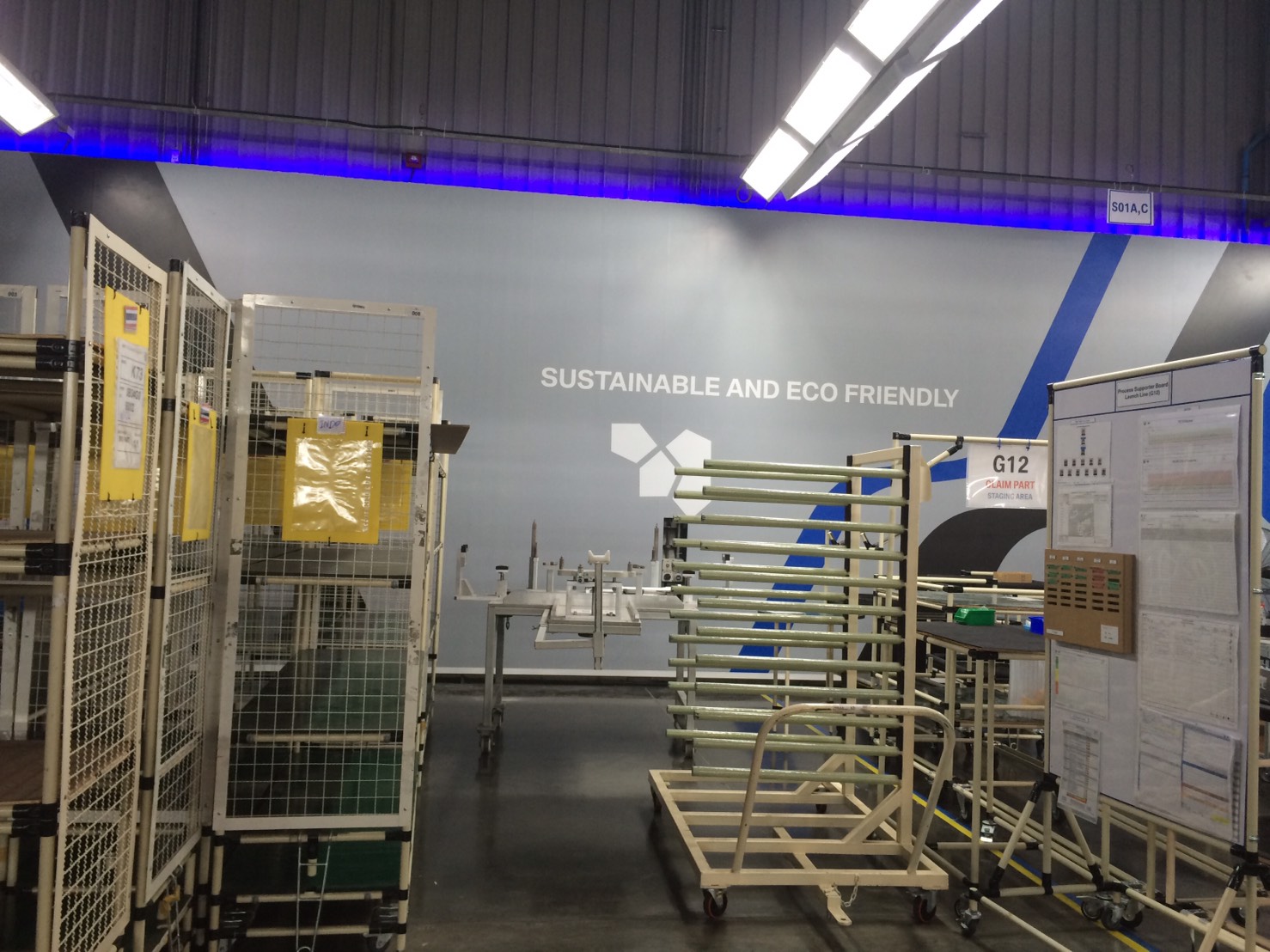 งานผลิตติดตั้ง โรงงาน BMW โครงสร้างเหล็กยึดผนัง กรุแผ่นพลาสวูด 10 มม. โปีวเก็บสี ติดสติกเกอร์ พร้อมติดตั้งราคาโรงงาน