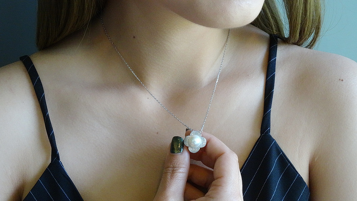 สร้อยคอมุกน้ำจืดแท้ ดีไซน์รูปดอกไม้ เกสรเป็นมุกแท้สีขาวครีม อ่อนหวาน พร้อมสร้อยคอเงินแท้ silver925 ชิ้นงานประณีต