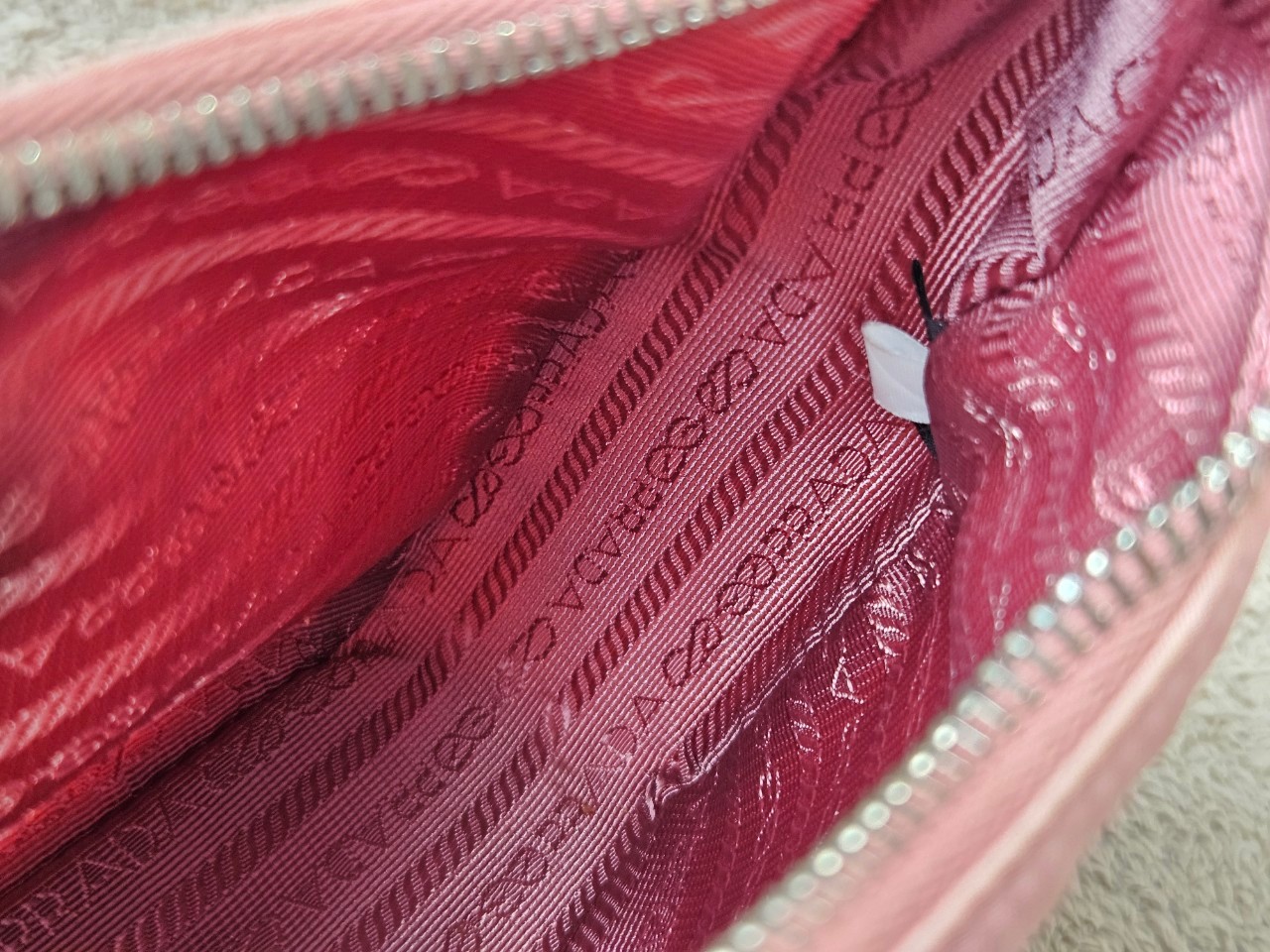 Prada Re-Edition 2005 Re-Nylon หูหนัง สีชมพู