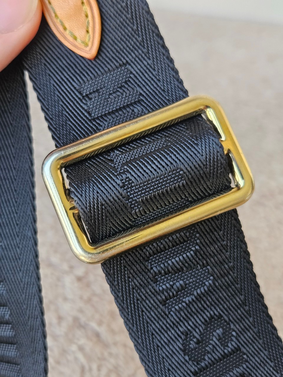 LV J02487 สายสะพายไหล่ Bandoulière สีดำ