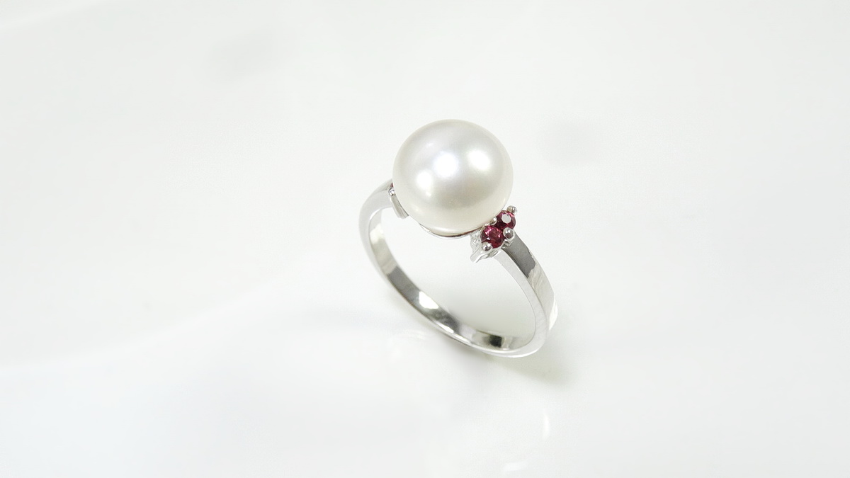 แหวนมุกน้ำจืดแท้สีครีม ดีไซน์เรียบเก๋ น่ารักใส่ติดนิ้วได้ทุกวัน ตัวเรือนเงินแท้ silver92 จัดส่งรวดเร็ว รับประกันความพึงพอใจ