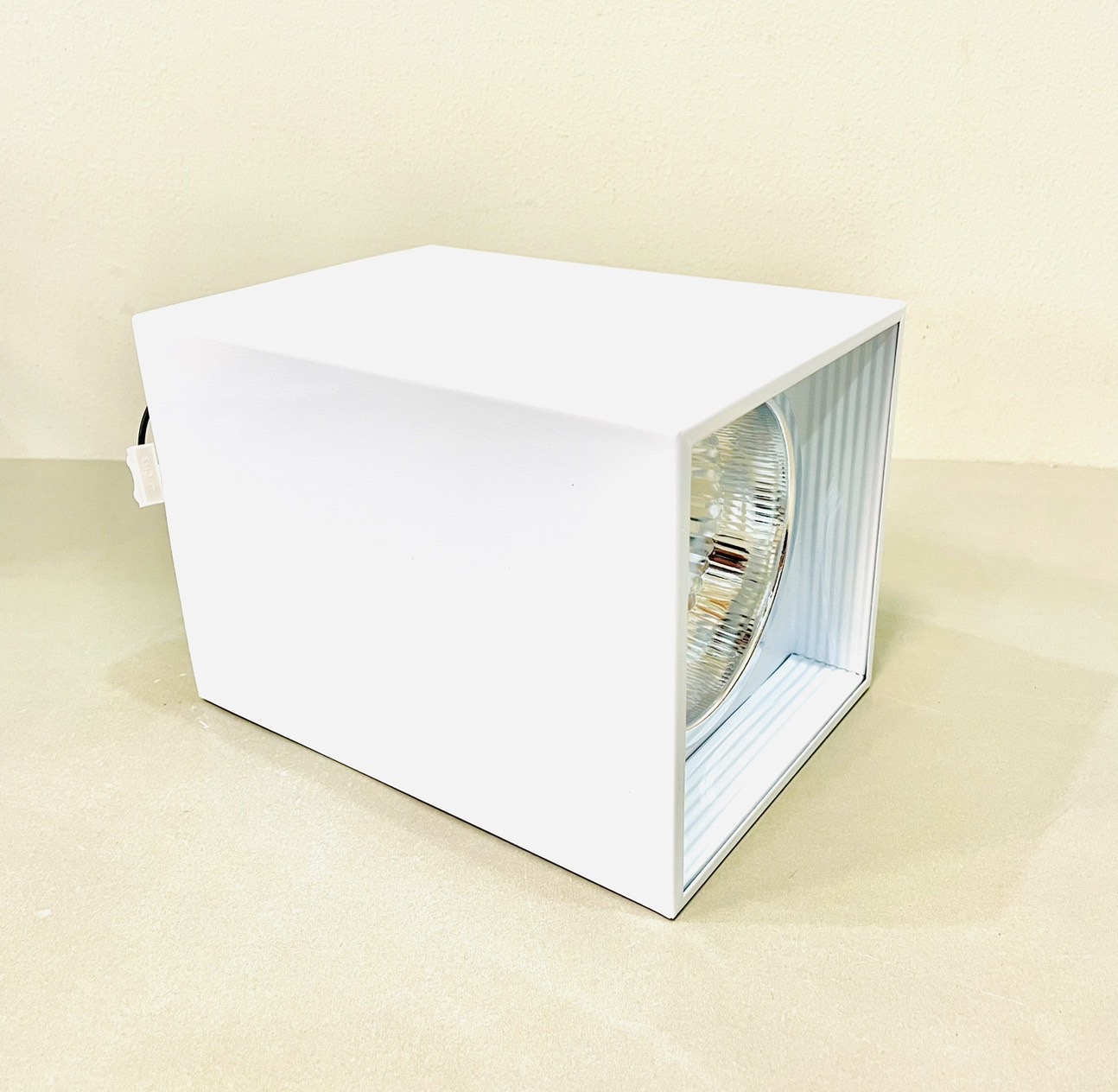 โคมดาวน์ไลท์ลอย ทรงเหลี่ยม สีขาว