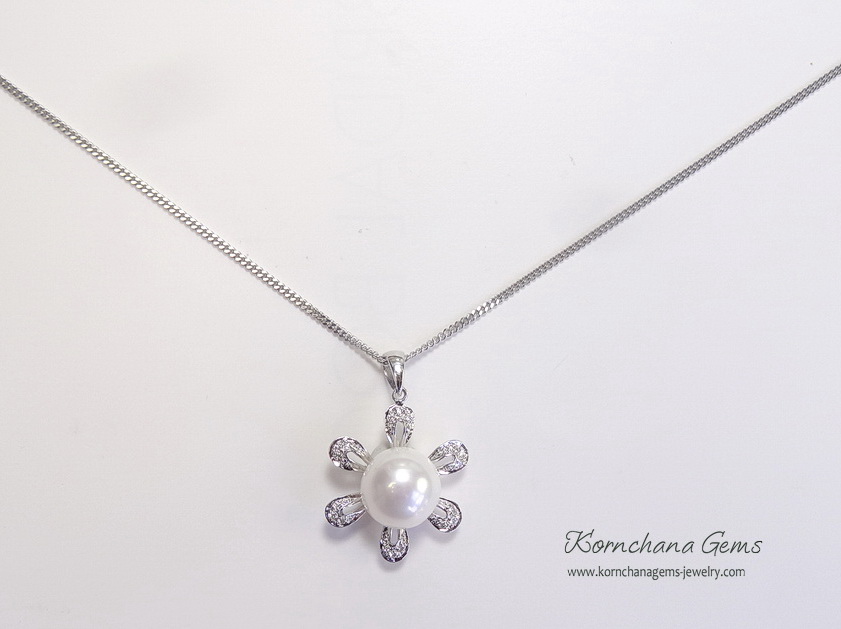 จี้มุกแท้หวานๆรูปดอกไม้ ตัวเรือนเงินแท้ดีไซน์เป็นกลีบดอกไม้หวาน เม็ดมุกขนาด 12 mm. luster สวยงามมากค่ะ ความยาวจี้รวมตัวเรือน 2.5 cm.