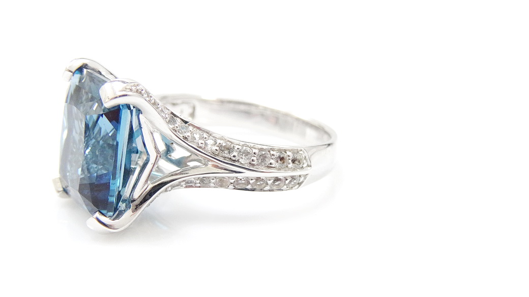 แหวนพลอยลอนดอนบลูโทพาสพลอยสีน้ำเงินเข้มเม็ดใหญ่ 7 กะรัต ตัวเรือนเงินแท้ ชุบทองคำขาว