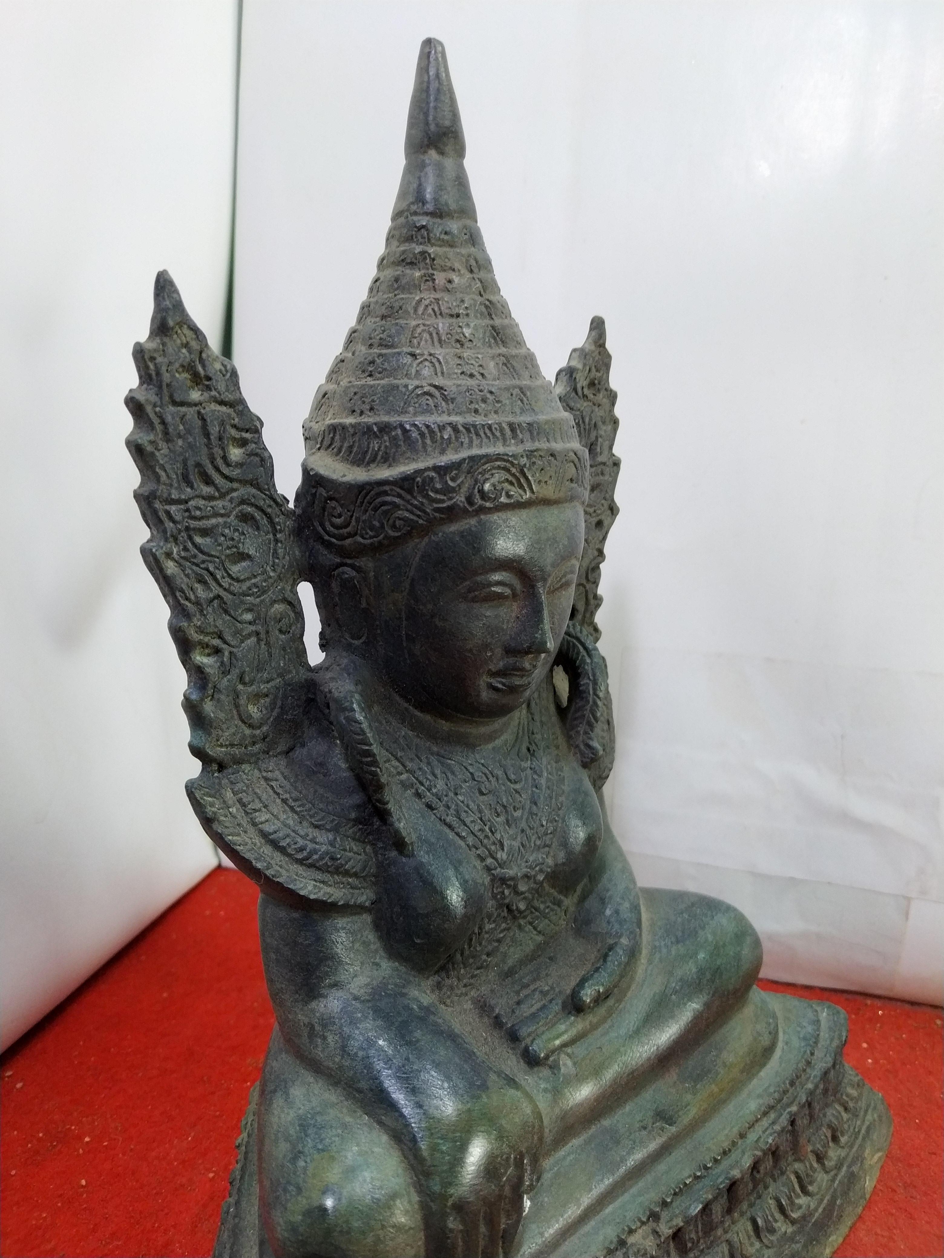 พระมหามัยมุนี หรือ มหาเมียะมุนี ขนาดฐานกว้าง 8 นิ้ว เนื้อโลหะสำริด