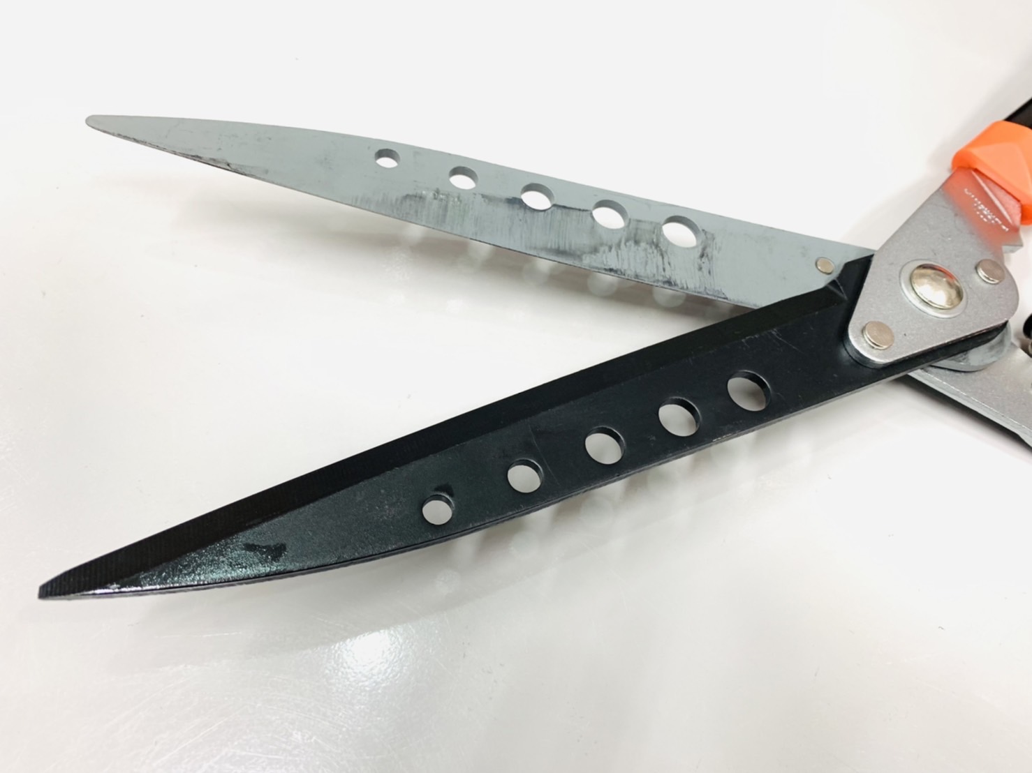 กรรไกรตัดหญ้า พัมคิน 26" ด้ามอลูมิเนียม