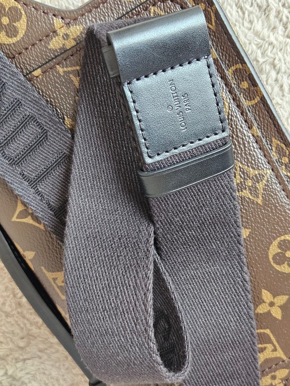 LV S-Lock Slingbag Microchip