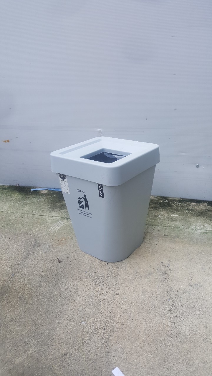 ถังขยะทรงเหลี่ยม มีฝาปิด 5.5 ลิตร