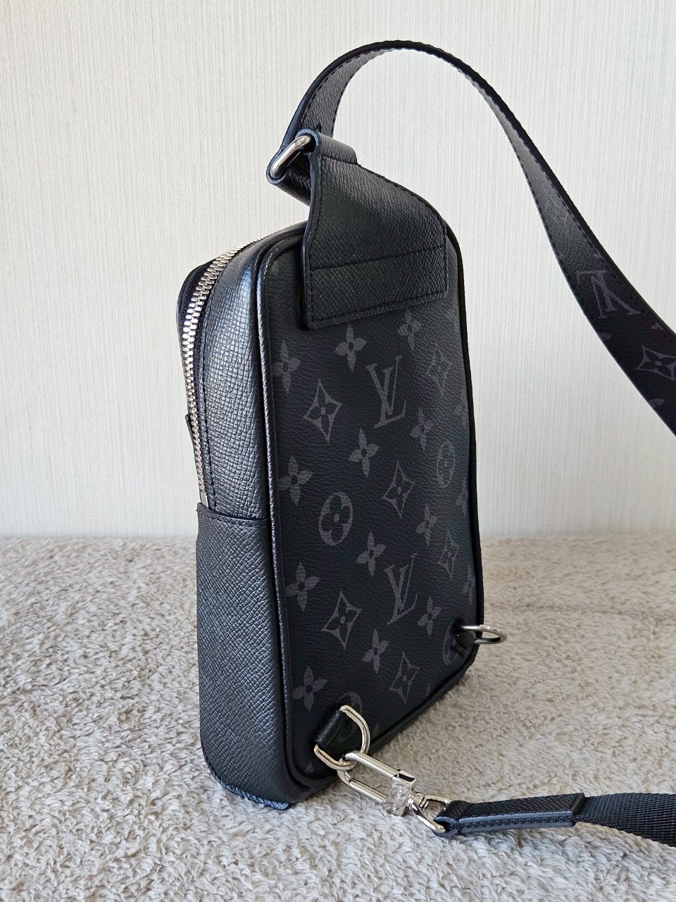 LV Outdoor Slingbag Taigarama Black Microchip