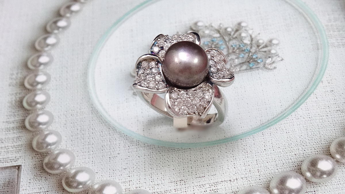 แหวนดอกไม้มุกแท้สีเทา กลีบดอกไม้ฝังเพชร cz เกรดพรีเมี่ยม ตัวเรือนเงินแท้ ชิ้นงานประณีต รับประกันความพึงพอใจ