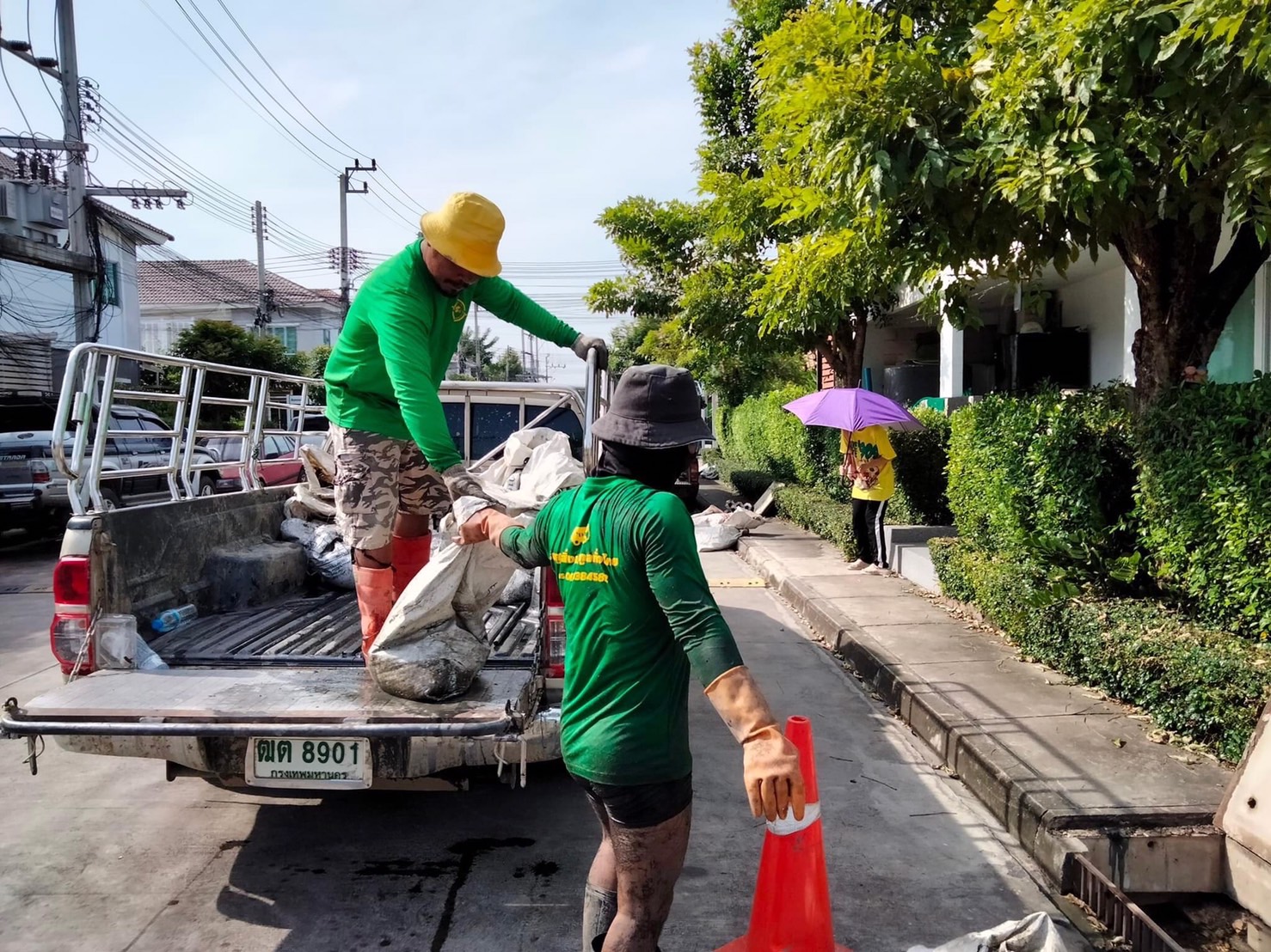 ดูดส้วมถนนอุณากรรณ์ 083-908-3504 ช่างโดม