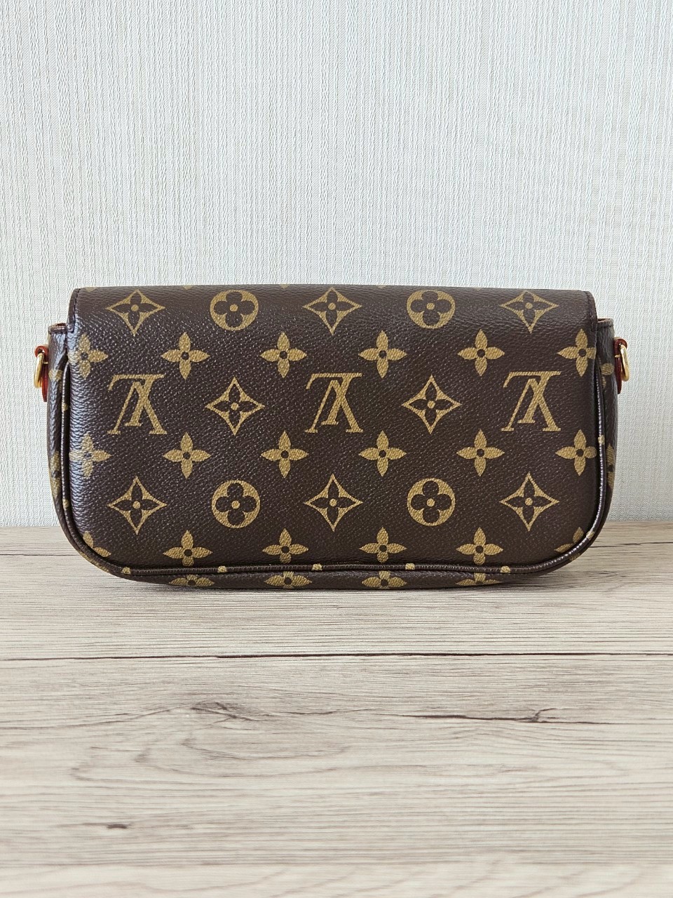 LV Woc Ivy Monogram Microchip
