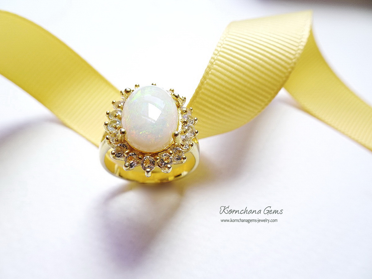 แหวนพลอยแท้สไตล์วินเทจ แหวนโอปอลทรงไข่เจียระไนหลังเบี้ยล้อมเพทายวิ๊งๆ ตัวเรือนเงินแท้ ชุบสีทองอ่อนๆ สวยคลาสสิคตลอดกาล