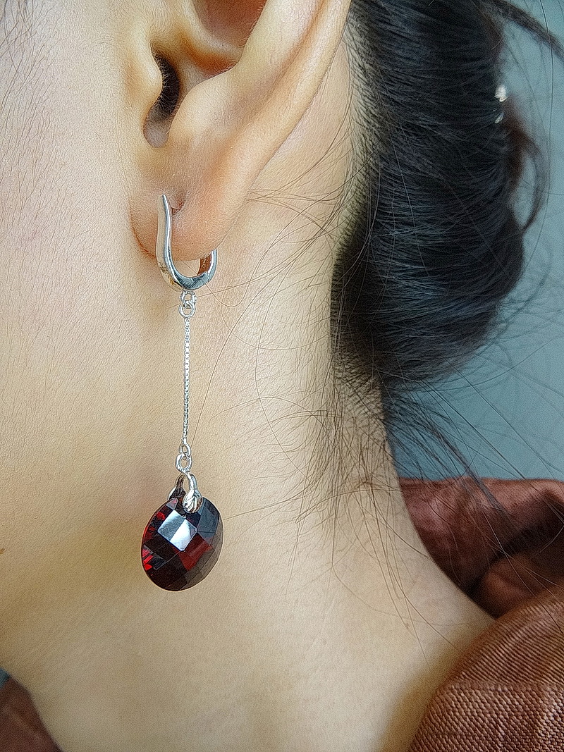 ต่างหูเพชร cz เกรดพรีเมี่ยม คู่นี้สวยเรียบเก๋ ห้อยด้วยเพชร cz สีสดใส มี 2 สีค่ะ สีชมพูและสีแดงเข้ม ราคาลดพิเศษสุด