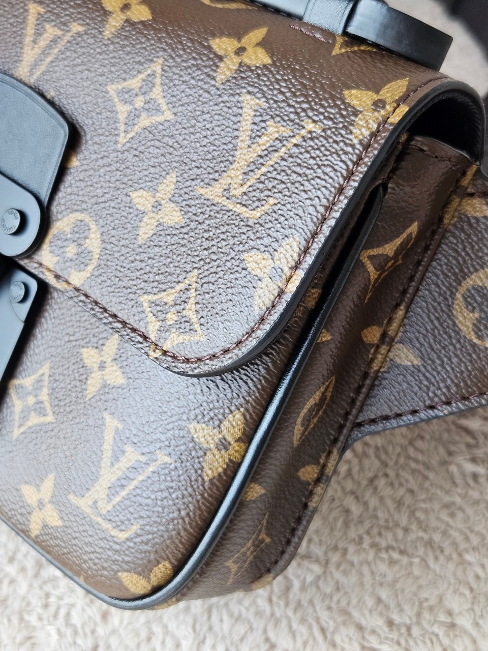LV S-Lock Slingbag Microchip