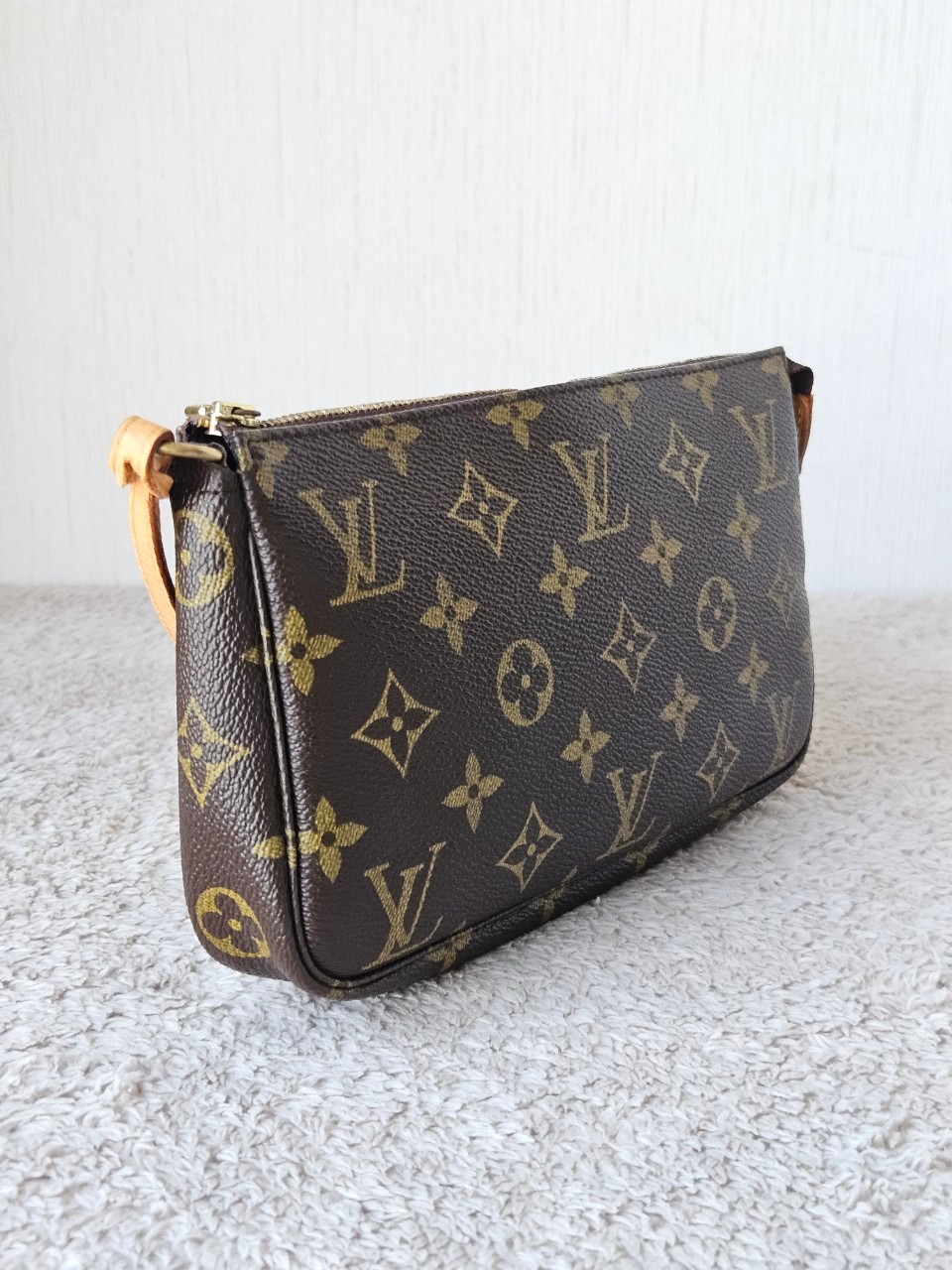 LV Pochette Mono