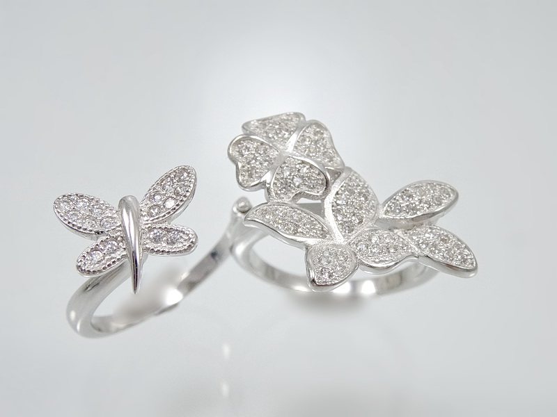 แหวนเพชรCZ ดีไซน์เป็นแหวน 2 วงซ้อนกันรูปผีเสื้อและดอกไม้ ใส่ได้ 2 แบบ ประดับเพชร cz เกรดพรีเมี่ยม ตัวเรือนเงินแท้