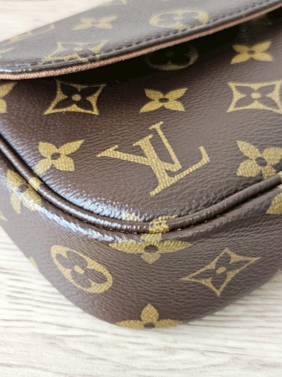 LV Woc Ivy Monogram Microchip