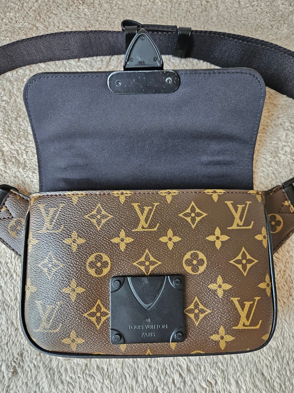 LV S-Lock Slingbag Microchip