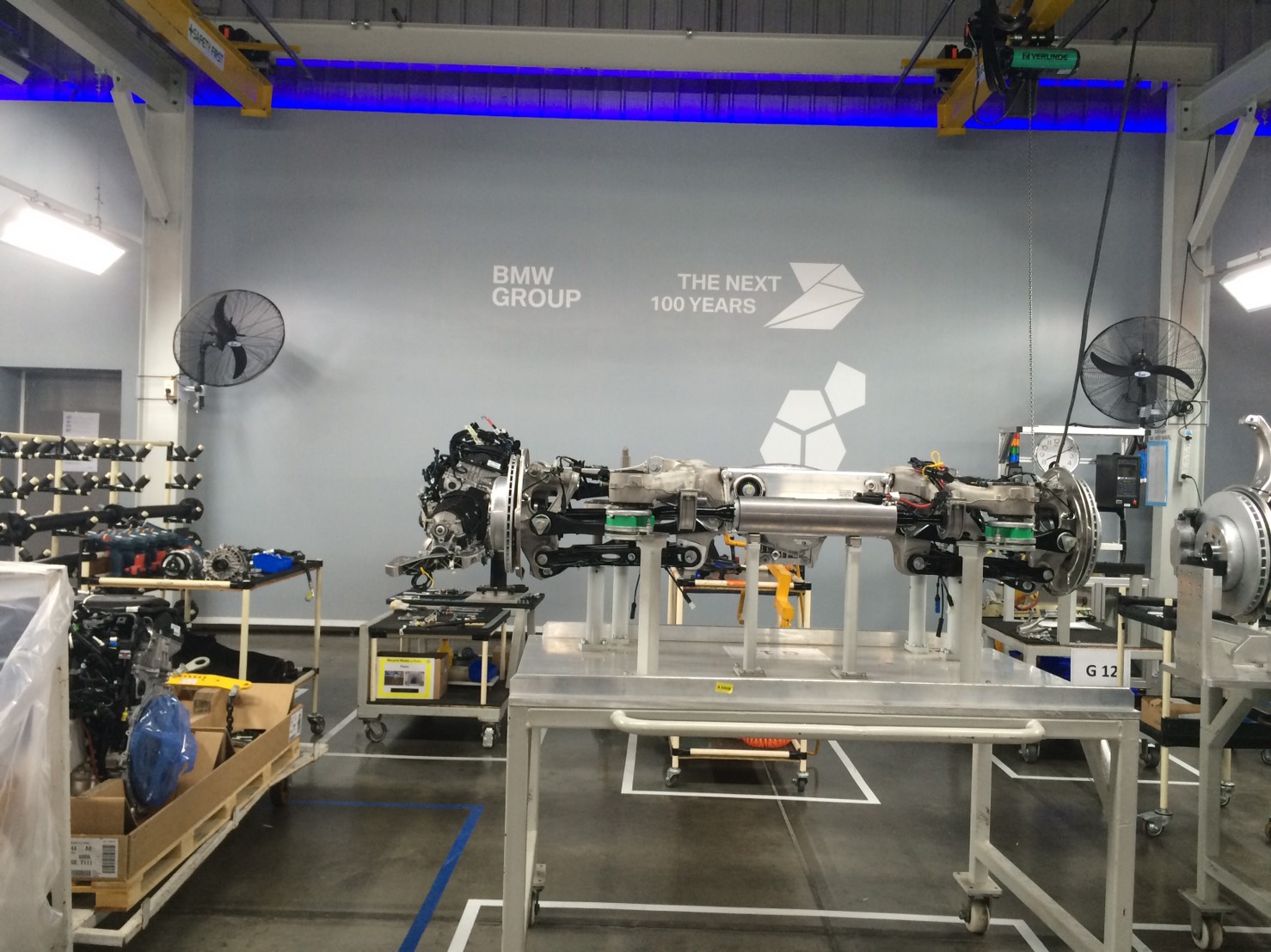 งานผลิตติดตั้ง โรงงาน BMW โครงสร้างเหล็กยึดผนัง กรุแผ่นพลาสวูด 10 มม. โปีวเก็บสี ติดสติกเกอร์ พร้อมติดตั้งราคาโรงงาน