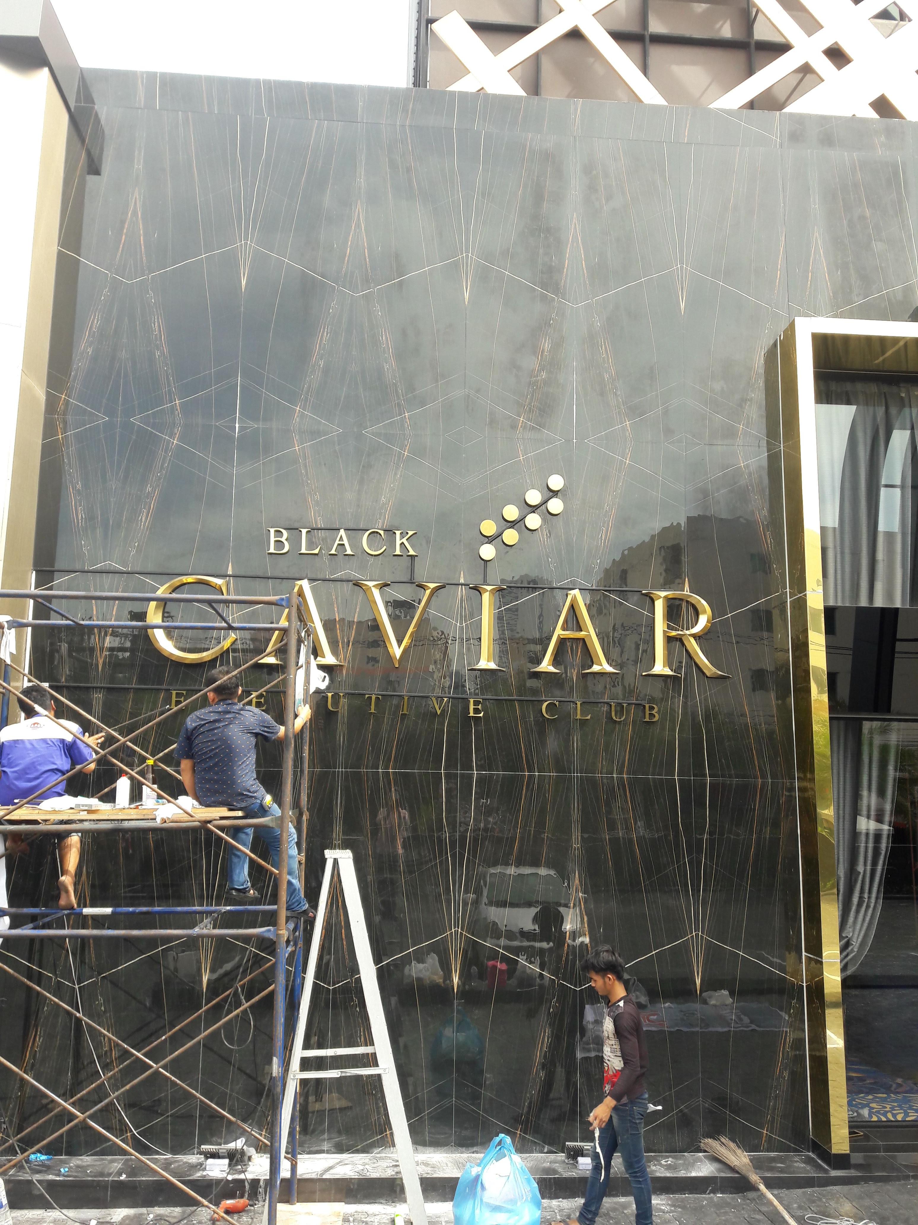 งานผลิตติดตั้ง ตัวอักษรไทเทเนี่ยมทองแฮร์ลาย 3มิติ.วางไฟ พร้อมติดตั้งราคาโรงงาน