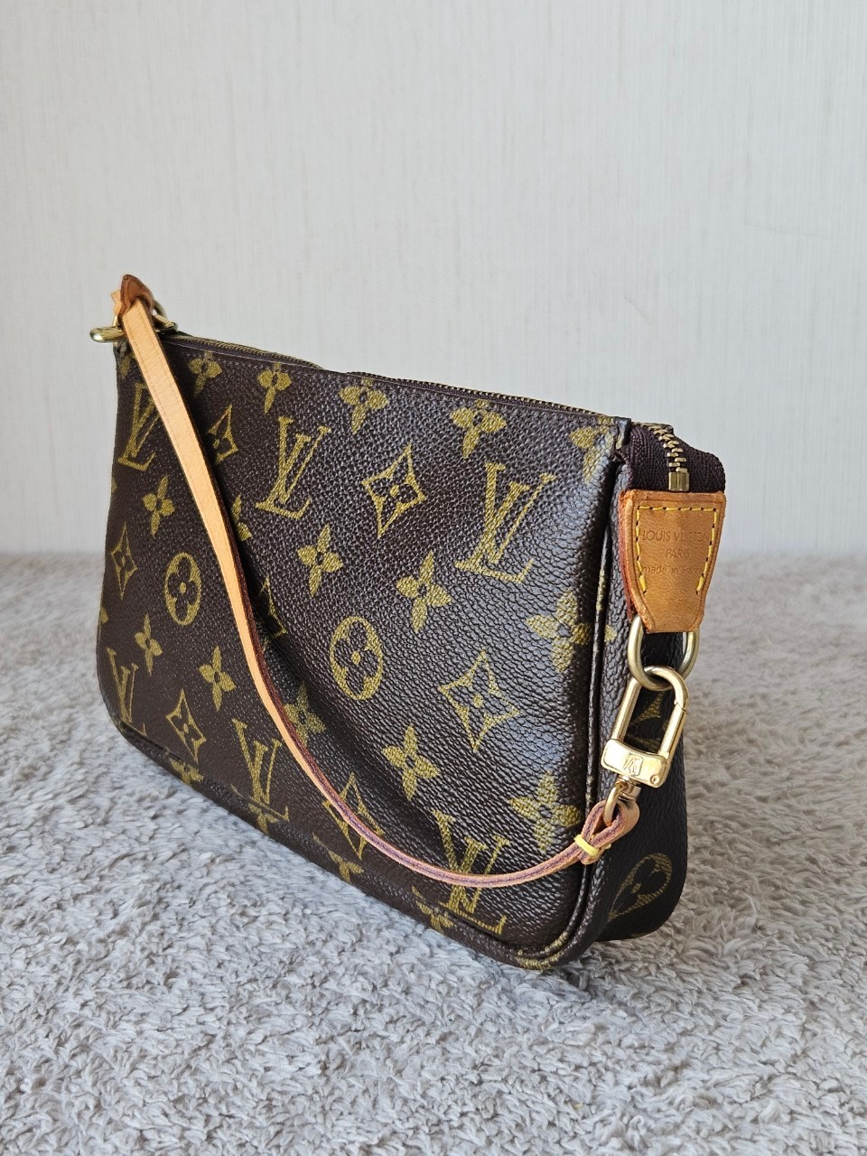 LV Pochette Mono
