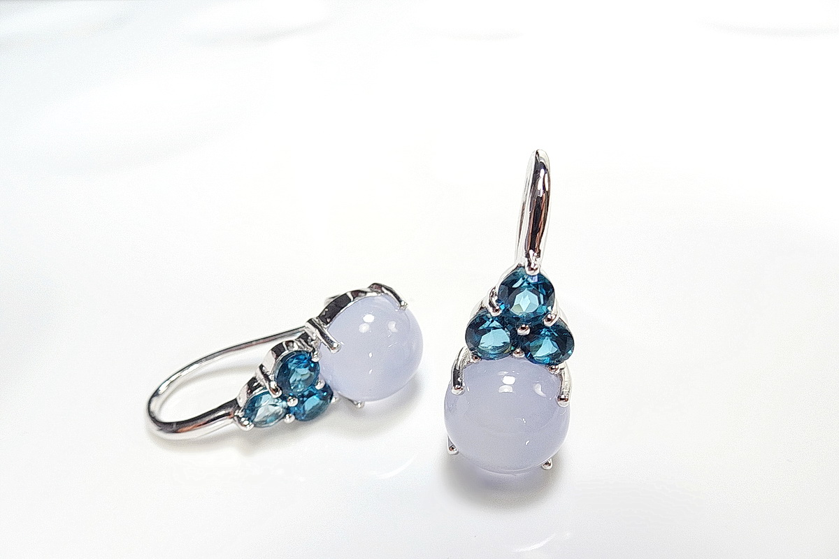 เซ็ทแหวนและต่างหูพลอยสีฟ้าบลูคาลซิโดนี (blue chalcedony) สีฟ้าพาสเทล หวานละมุน แมทซ์กับพลอยสีน้ำเงิน london blue topaz ที่บ่าข้าง สวยหวานลงตัว ตัวเรือนเงินแท้