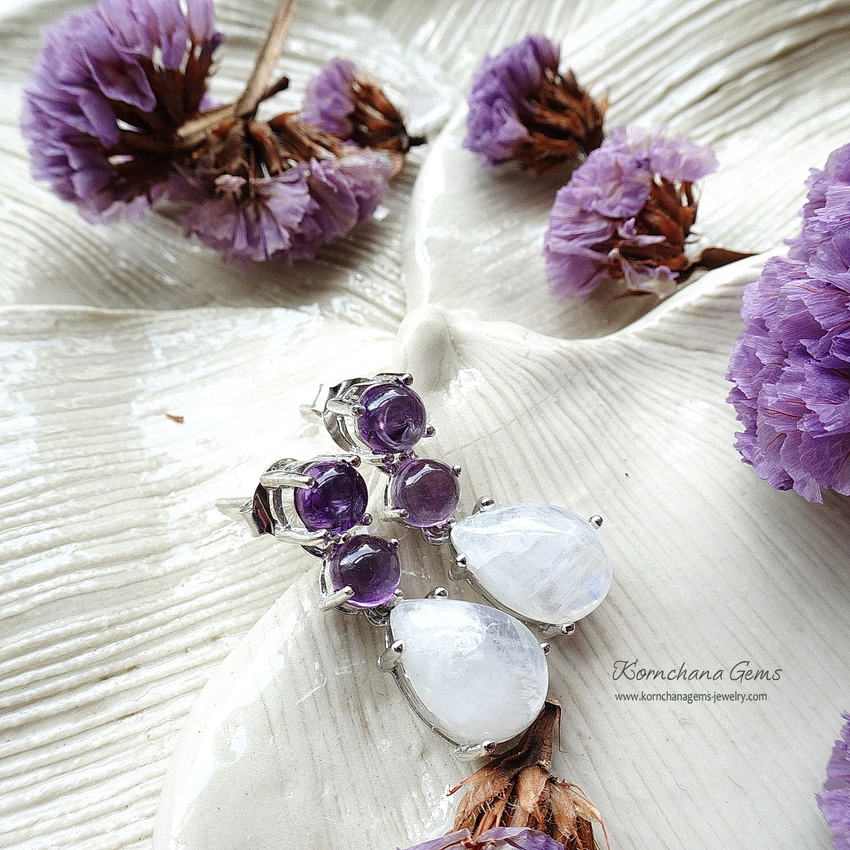 ต่างหูห้อยเรนโบว์มูนสโตน หรือมุกดาหารทรงลูกแพรหรือหยดน้ำ อัญมณีประจำราศีเมถุน ให้สีสะท้อนแสงเหลือบรุ้ง ด้านบนฝังอเมทิสท์สีม่วง ตัดกับสีขาวรุ้งของมูนสโตน สวยงามมากค่ะ