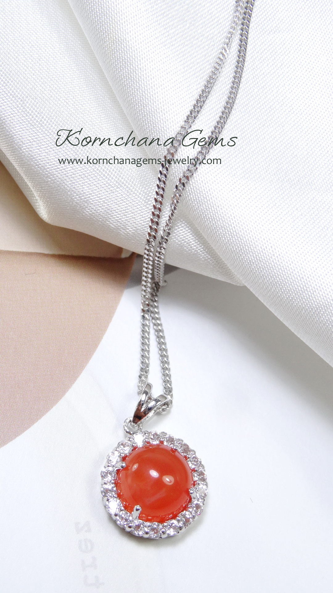 จี้พลอยแท้ พลอยโมราหลังเบี้ยสีส้ม orange chalcydony ล้อมพลอยขาวไวท์โทพาส พร้อมสร้อยเงินแท้ พลอยส้มอัญมณีคนเกิดวันพฤหัส