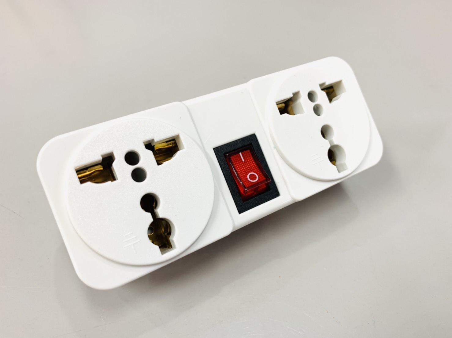 ปลั๊กแปลง มีสวิทซ์ สองหัว TW2 โตชิโน