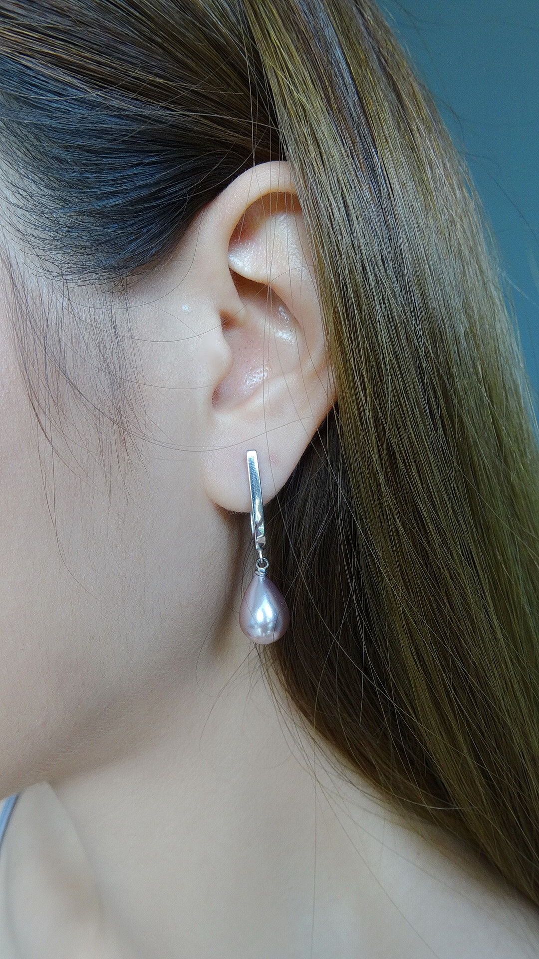 ต่างหูมุกน้ำจืดทรงหยดน้ำ สีชมพูสวยหวาน ตัวเรือนเงินแท้เรียบแต่เก๋ ให้ความรู้สึกสวย เรียบหรูแต่แอบเก๋ค่ะ