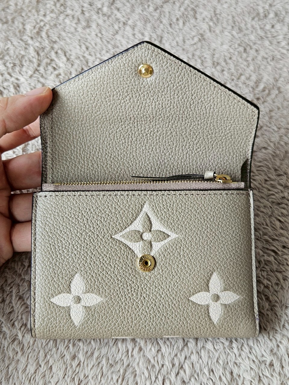 LV M81861 Victorine Mono emp Microchip