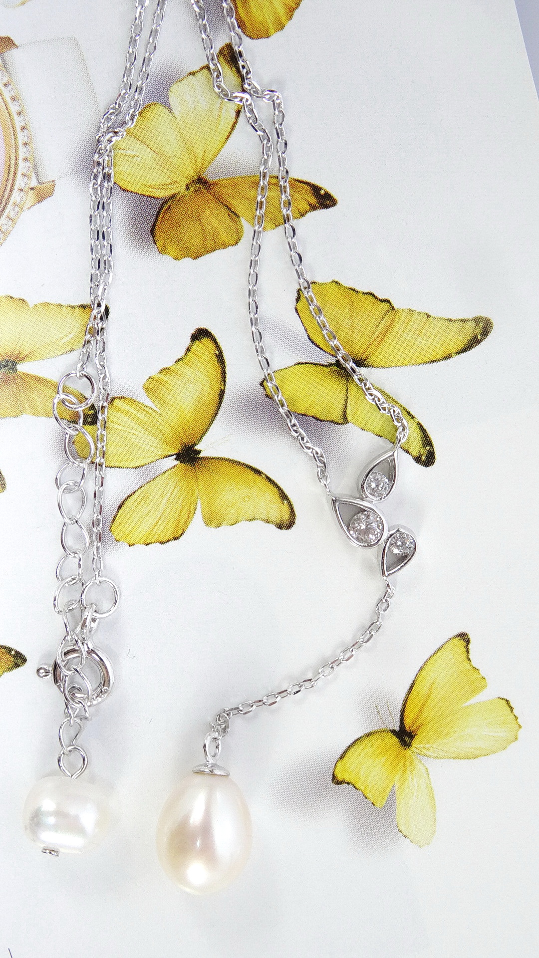 สร้อยคอพร้อมจี้มุกแท้ ดีไซน์เก๋ตัวเรือนรูปใบไม้ห้อยด้วยจี้มุกสีครีม พร้อมสร้อยเงินแท้ ความยาวจี้ 4 ซม.เพิ่มความเซ็กซี่ให้ชุดเดรสคอแหลมลึก หรือชุดเกาะอก