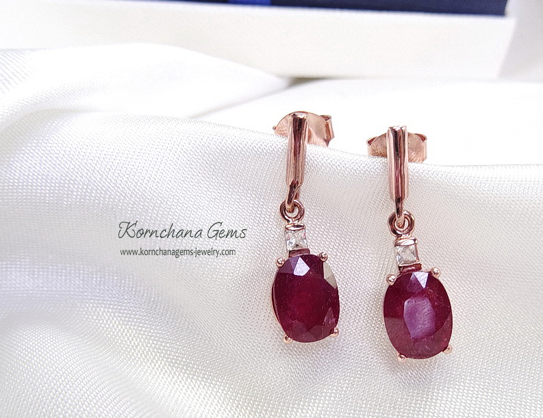 ต่างหูทับทิมโมซัมบิกสีแดงเข้มสวย แมทซ์กับตัวเรือนสีพิงค์โกลด์ ดีไซน์เรียบแต่เก๋ เข้าได้กับทุกสไตล์ ตัวเรือนเงินแท้ silver925 ความยาวต่างหู 2.5 cm.