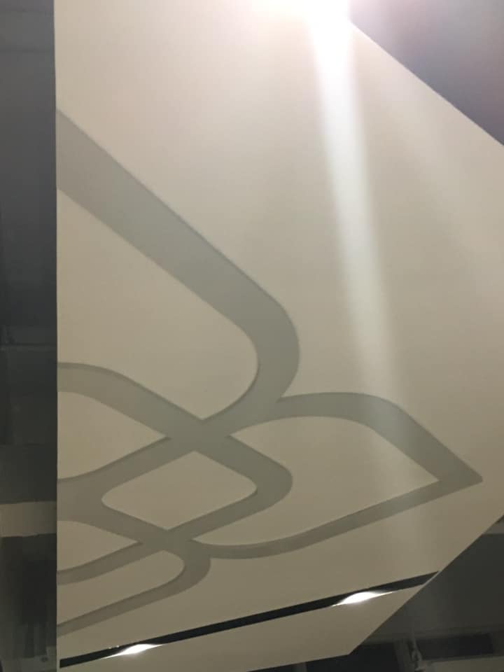 งานผลิตติดตั้งฉลุแผ่นพลาสวูด 10 มม. วิระยะประกันภัย โปีวเก็บสี ติดสติกเกอร์ พร้อมติดตั้งราคาโรงงาน