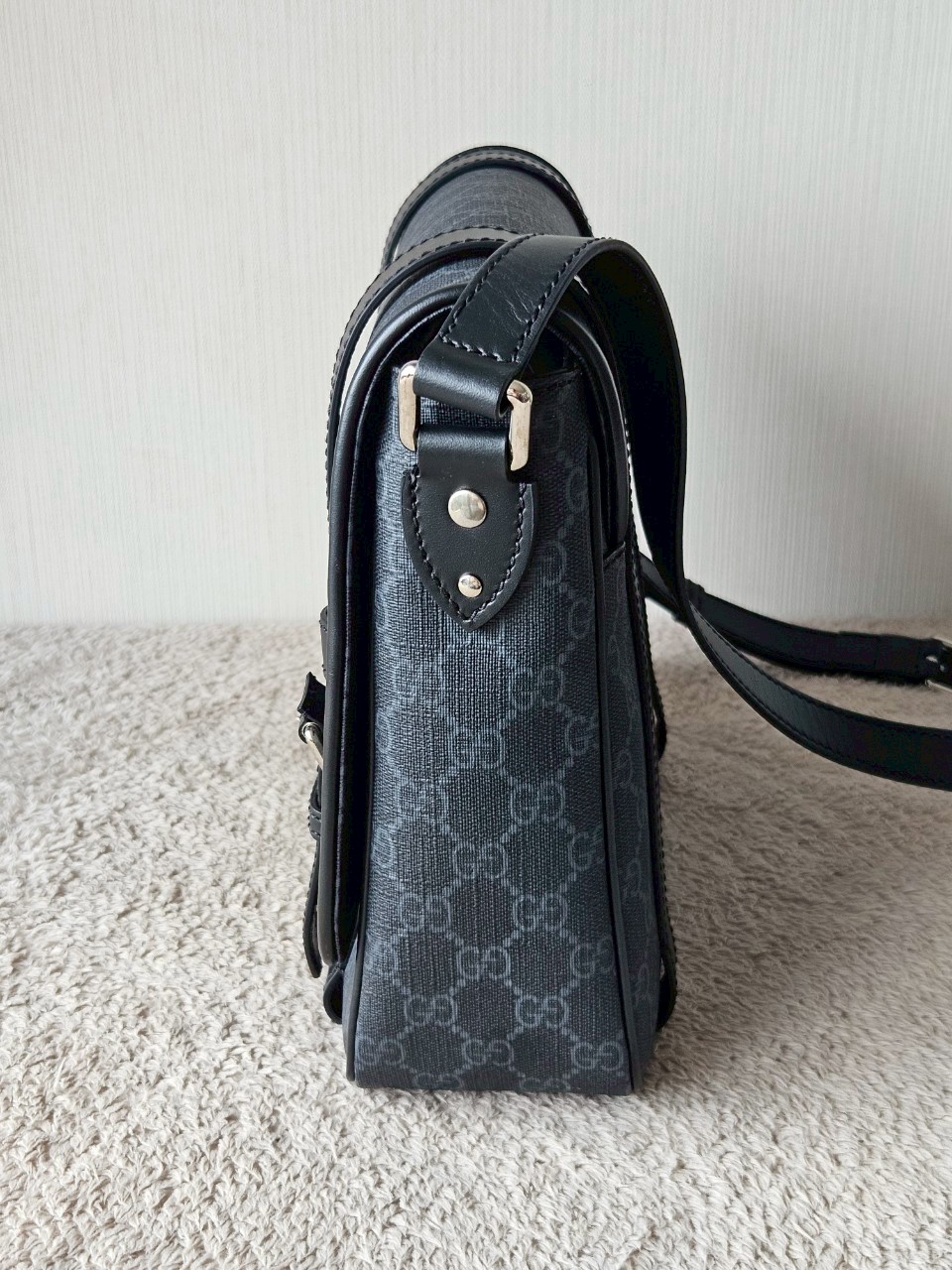 gucci messenger black GG
