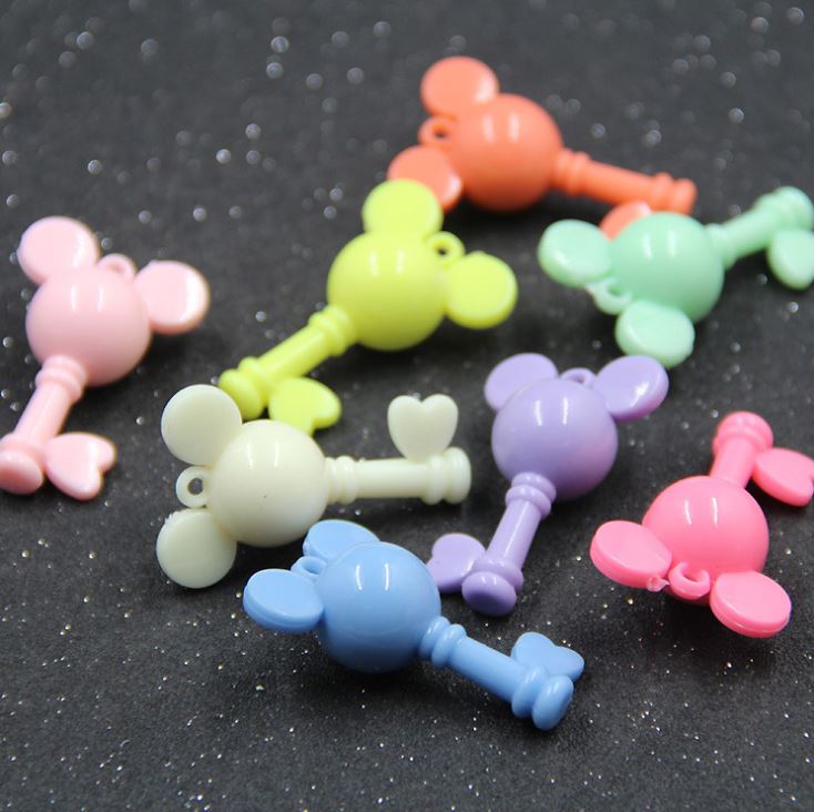 ขายส่ง(1โหล/12ชิ้น) จี้ห้อย สีพาสเทล ลายลูกกุญแจ ขนาด 45*29mm คละสี