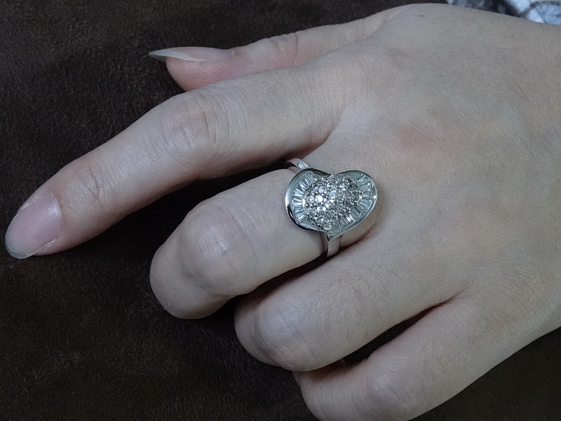 แหวนเพชรCZ เกรดพรีเมี่ยม ดีไซน์สวยเก๋เพชรกลมใสวิ๊งล้อมด้วยเพชรเหลี่ยม baguette ชุบทองคำขาว