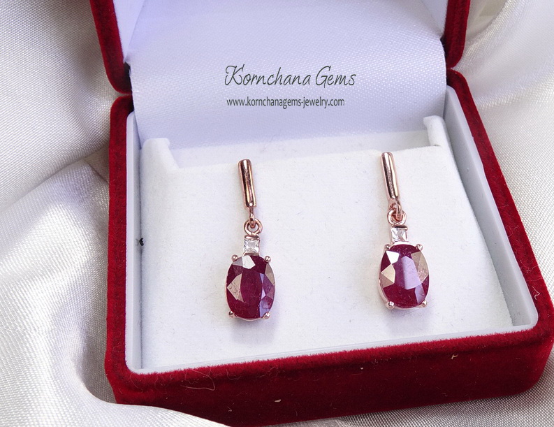 ต่างหูทับทิมโมซัมบิกสีแดงเข้มสวย แมทซ์กับตัวเรือนสีพิงค์โกลด์ ดีไซน์เรียบแต่เก๋ เข้าได้กับทุกสไตล์ ตัวเรือนเงินแท้ silver925 ความยาวต่างหู 2.5 cm.