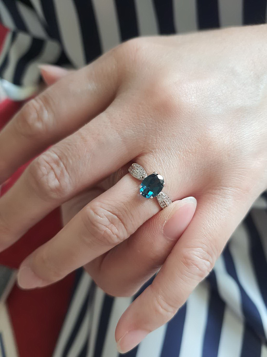 London Blue Topaz Ring แหวนลอนดอนบลูโทพาส พลอยสีน้ำเงิน สวยคลาสสิคตลอดกาล บ่าแหวนฝังพลอยขาว white topaz ชุบทองคำขาว ตัวเรือนแหวนผลิตจากเงินแท้ silver925