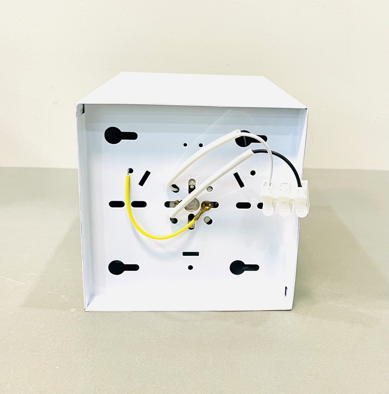 โคมดาวน์ไลท์ลอย ทรงเหลี่ยม สีขาว