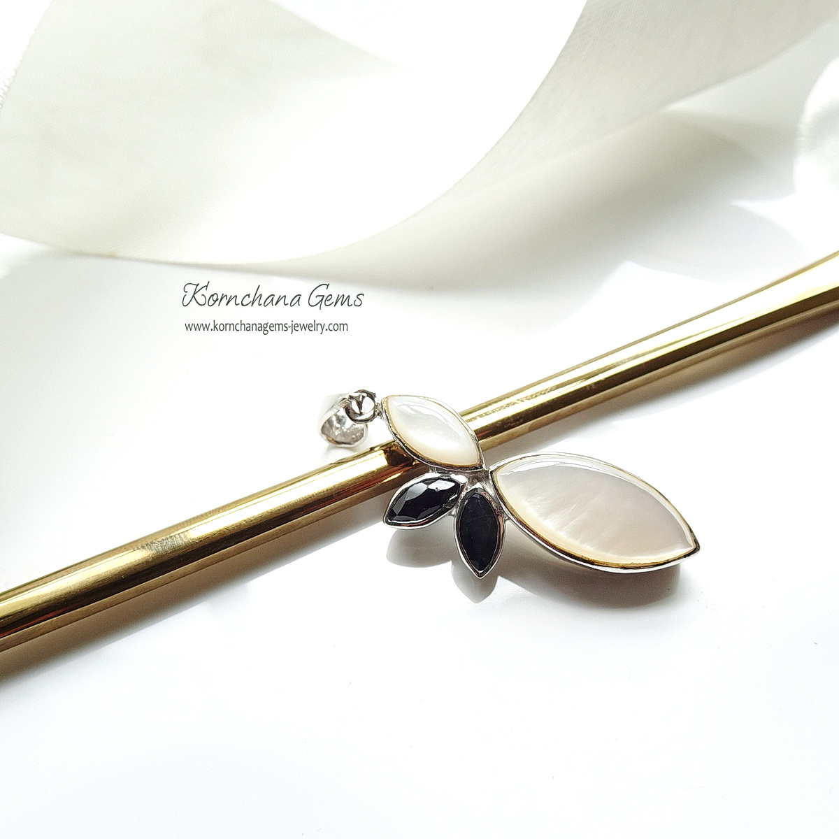 จี้เปลือกหอยมุก Mother of pearl เงางาม ดีไซน์เก๋ แมทซ์กับมรกตบราซิลสีเขียวหวาน ทับทิมสีชมพูและไพลินสีน้ำเงินเข้ม สวยหวานสดใส ตัวเรือนเงินแท้ silver 925